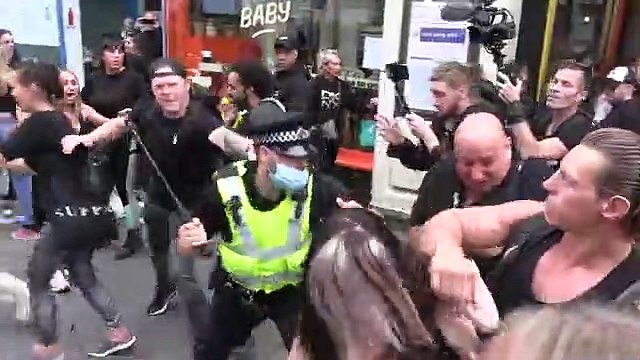 La policía de Londres tiende una emboscada a los manifestantes contra las restricciones y pasa esto...