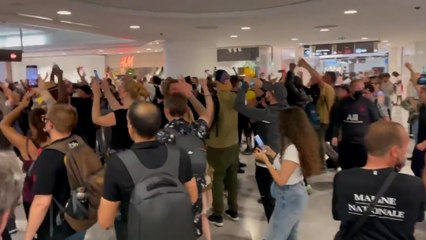 Pass sanitaire: plus de 200 manifestations en France, les Halles envahies