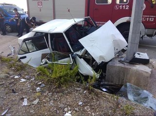 Kağıt gibi katlandı! Beton bloğa çarpan araçtaki 2 kişi öldü, 3 kişi yaralandı