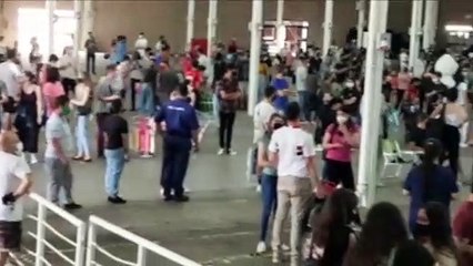 Com muitos atrativos no centro de convenções, cerca de dois mil jovens são imunizados contra a Covid-19