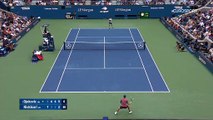 Une volée-réflexe puis une autre en déséquilibre : Quand Djokovic fait le show au filet