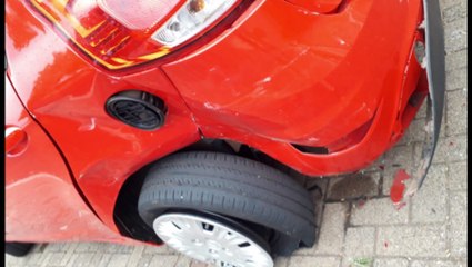 Motorista atinge carro estacionado e foge