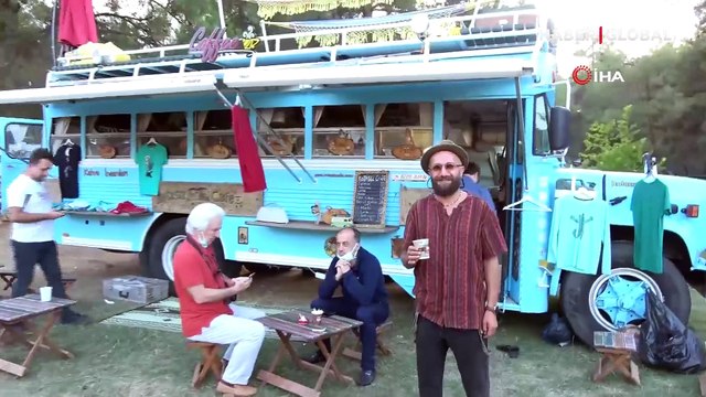 Karavanı iş yeri yaptı, hem tatil yapıyor hem para kazanıyor