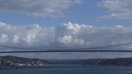 İtalyan gösteri pilotu Dario Costa, kırdığı dünya rekorunu İstanbul Boğazı'ndaki şovuyla kutladı (2)