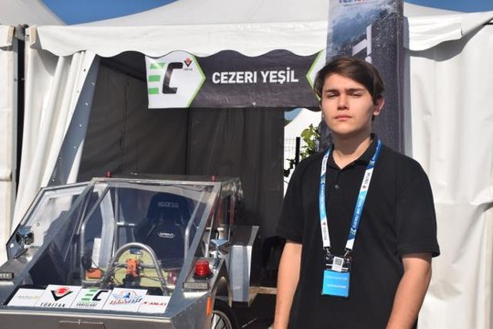 Lise öğrencilerinin geliştirdiği elektrikli araçlar yarış pistinin enerjisini yükseltti