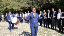 HAKKARİ'NİN AŞILAMADAKİ BAŞARISINA TÜRKÜ VE HALAYLI KUTLAMA