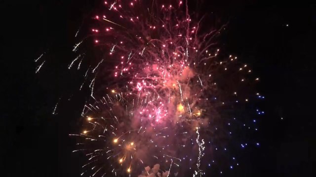 Valencia celebra la Nit del Foc de sus Fallas más atípicas