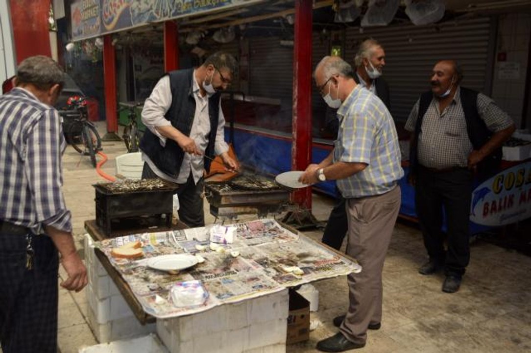 Tavşanlı'da balık satışları mangalda balık ikramı ile başladı