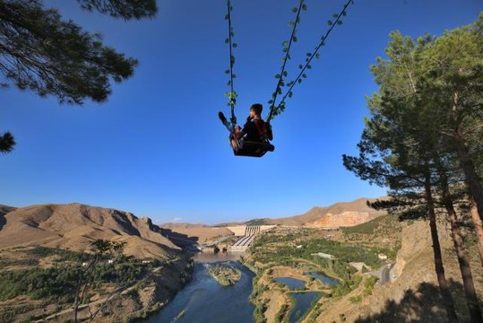 Fırat Nehri ve Keban Barajı manzaralı salıncak ilgi odağı oldu