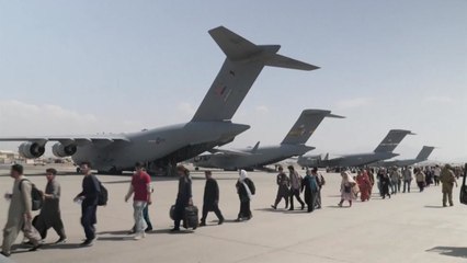 국적 불명 탑승객 유입 '대혼란'...100명 테러단체 관련 의혹 / YTN