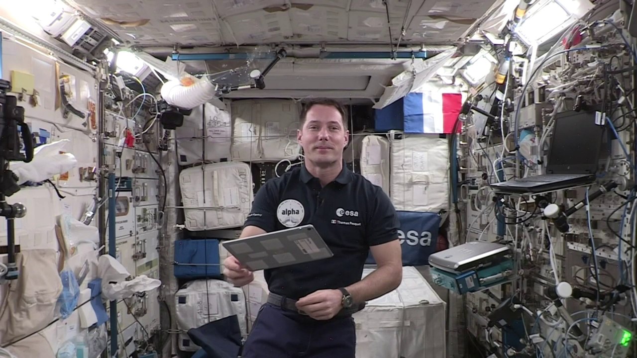 La lecture par Thomas Pesquet d'un extrait d'un roman de Marguerite Duras, pour la première dictée depuis l'espace