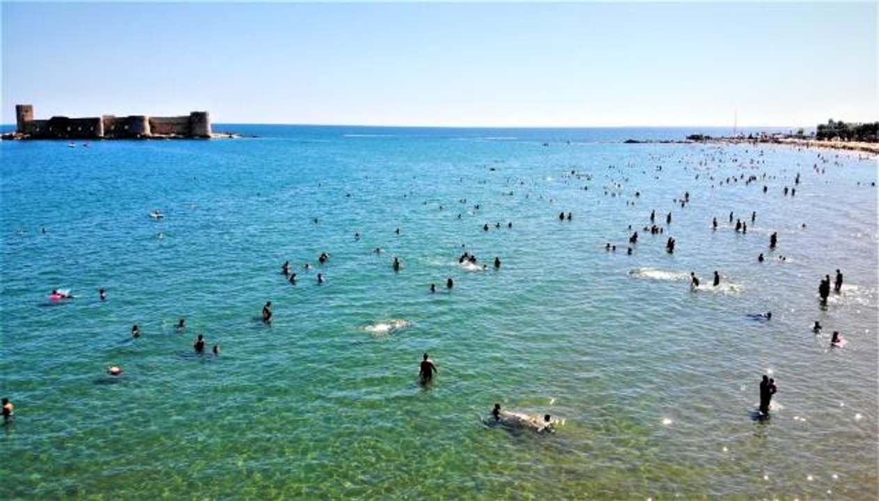 Turizmin merkezi Kızkalesi'nde Pazar yoğunluğu