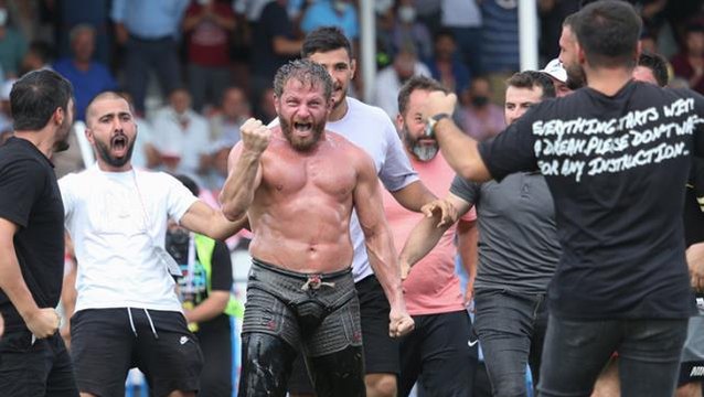 669. Tarihi Elmalı Yağlı Güreşleri final maçında Yusuf Can Zeybek'i mağlup eden İsmail Balaban, altın kemerin sahibi oldu