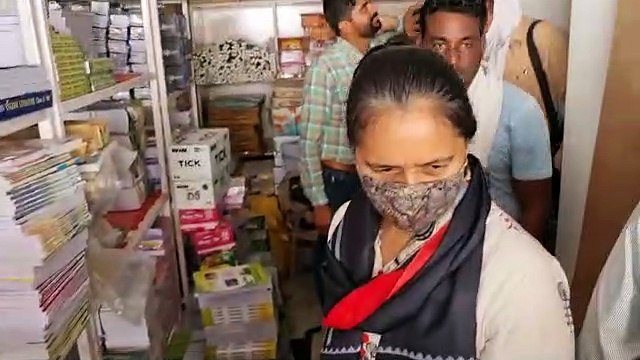 हनुमानगढ़. नगर परिषद की ओर से रविवार को टाउन व जंक्शन में भवन निर्माण के दौरान सेटबैक की जगह नहीं छोडऩे व निर्माण स्वीकृति बगैर कार्य शुरू करने पर तीन जनों को नोटिस थमाए।