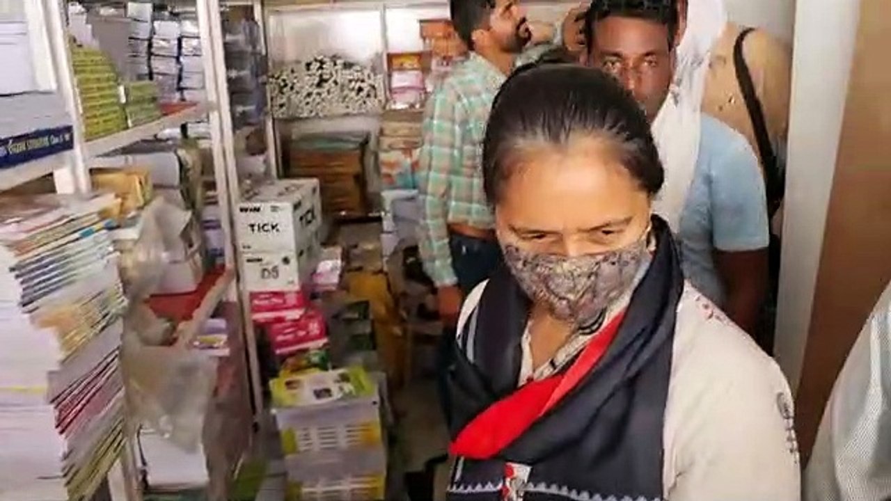 हनुमानगढ़. नगर परिषद की ओर से रविवार को टाउन व जंक्शन में भवन निर्माण के दौरान सेटबैक की जगह नहीं छोडऩे व निर्माण स्वीकृति बगैर कार्य शुरू करने पर तीन जनों को नोटिस थमाए।