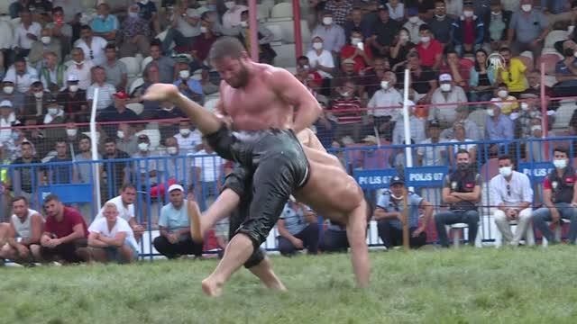 669. Tarihi Elmalı Yağlı Güreşleri'nde başpehlivanlığı İsmail Balaban kazandı