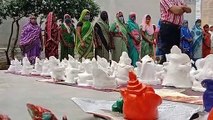 अपनी कल्पनाओं से दे रही महिलाएं गणेश प्रतिमाओं को आकार