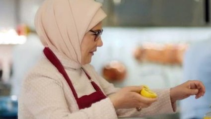 Emine Erdoğan mutfağa girdi, kendi elleriyle leblebi helvası yaptı