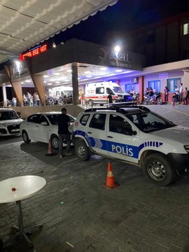 Freni patlayan servis aracı, geri geri giderek apartman bahçesine düştü: 20 yaralı