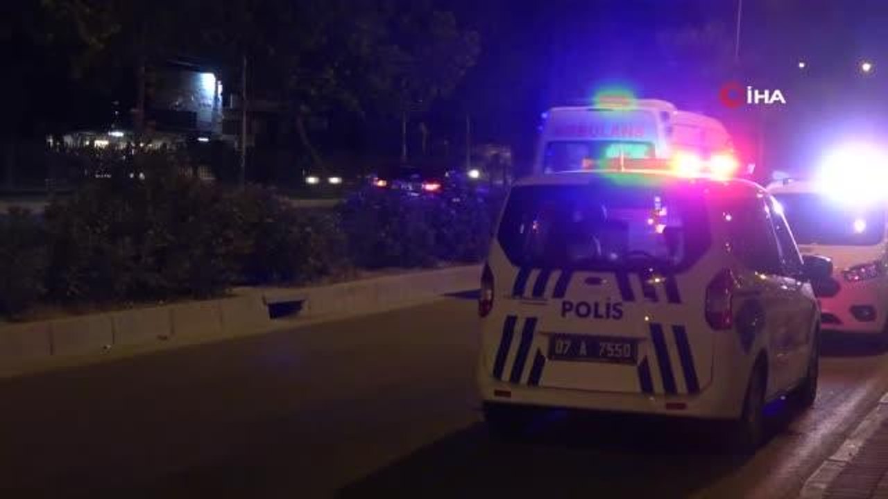 Antalya'da otomobil refüjü aşıp karşı şeride geçti: 2 yaralı