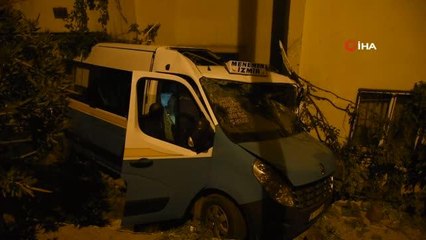 Düğüne giden minibüs apartman bahçesine düştü: 20 yaralı