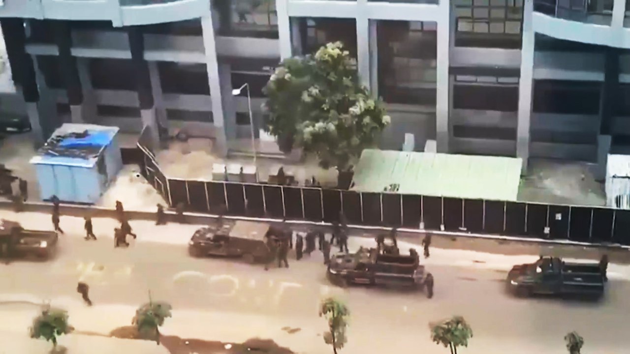 غينيا.. انقلاب عسكري واعتقال الرئيس ألفا كوندي