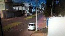 Câmera flagra colisão entre carro e moto na Avenida Brasil