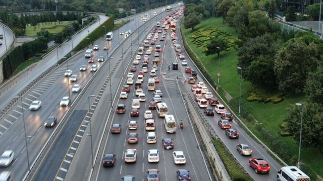 Okullar açıldı, İstanbul trafiğinde yoğunluk başladı