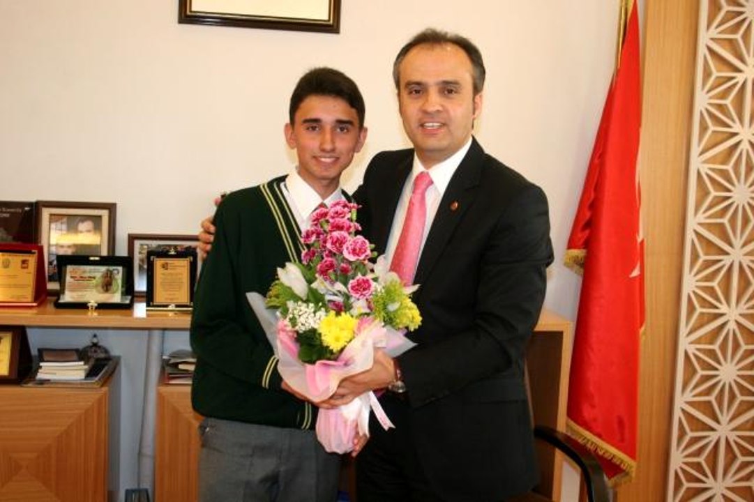 Başkan Aktaş, 11 yıl önce 23 Nisan'da koltuğuna oturan gencin nikahını kıydı