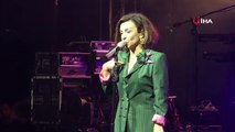 Şarkıcı Fatma Turgut, konser sırasında küs olan sevgilileri böyle barıştırmaya çalıştı
