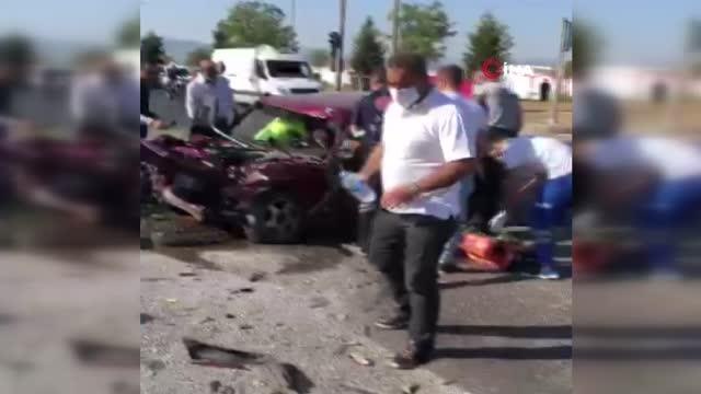 Kaza yapan otomobilin sürücüsü sıkıştığı koltukta kurtarılmayı bekledi