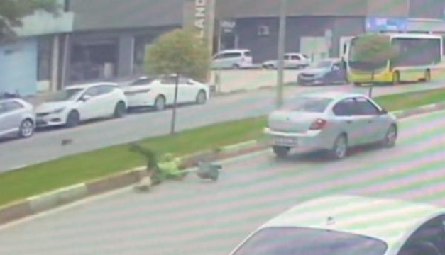 Son dakika haberleri | OTOMOBİLİN ÇARPTIĞI TEMİZLİK İŞÇİSİ YARALANDI; O ANLAR KAMERADA