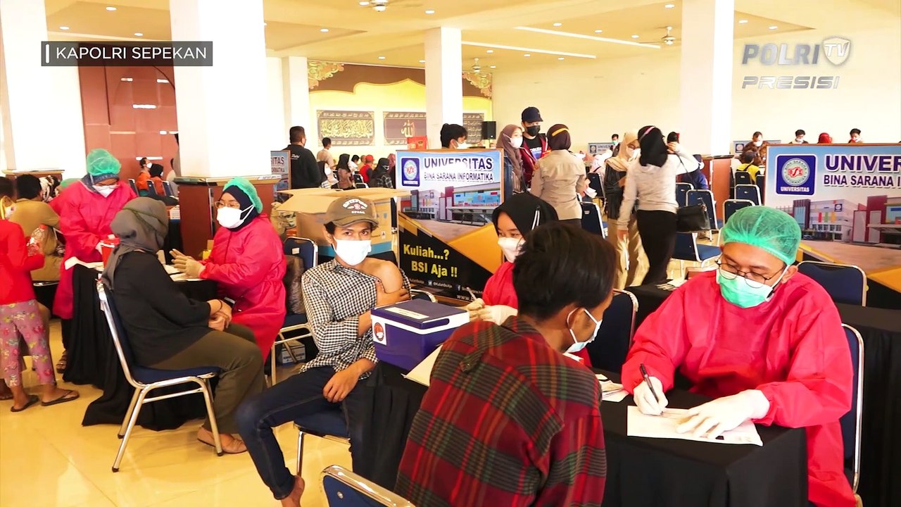 KAPOLRI SEPEKAN : Kapolri Meninjau Kegiatan Vaksinasi Massal Covid-19 (3/3)