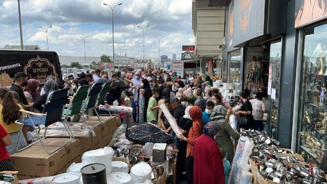 AVCILAR'DA 50 TL'LİK HALI İZDİHAMI