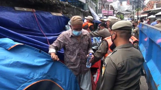 Dianggap Ganggu Ketertiban Umum, Belasan Tenda Pencari Suaka Dibongkar Paksa