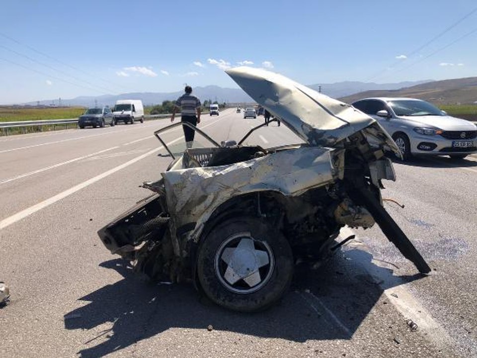 İKİ OTOMOBİL ÇARPIŞTI, BİRİ İKİYE BÖLÜNDÜ: 5 YARALI