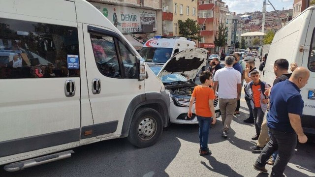 Sultangazi'de servis aracı okul önünde bekleyen öğrencilere ve velilere çarptı