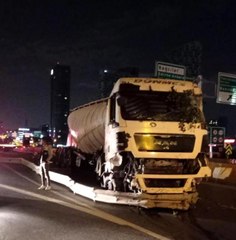 Sürücüsü uyuyan tır refüje çarptı