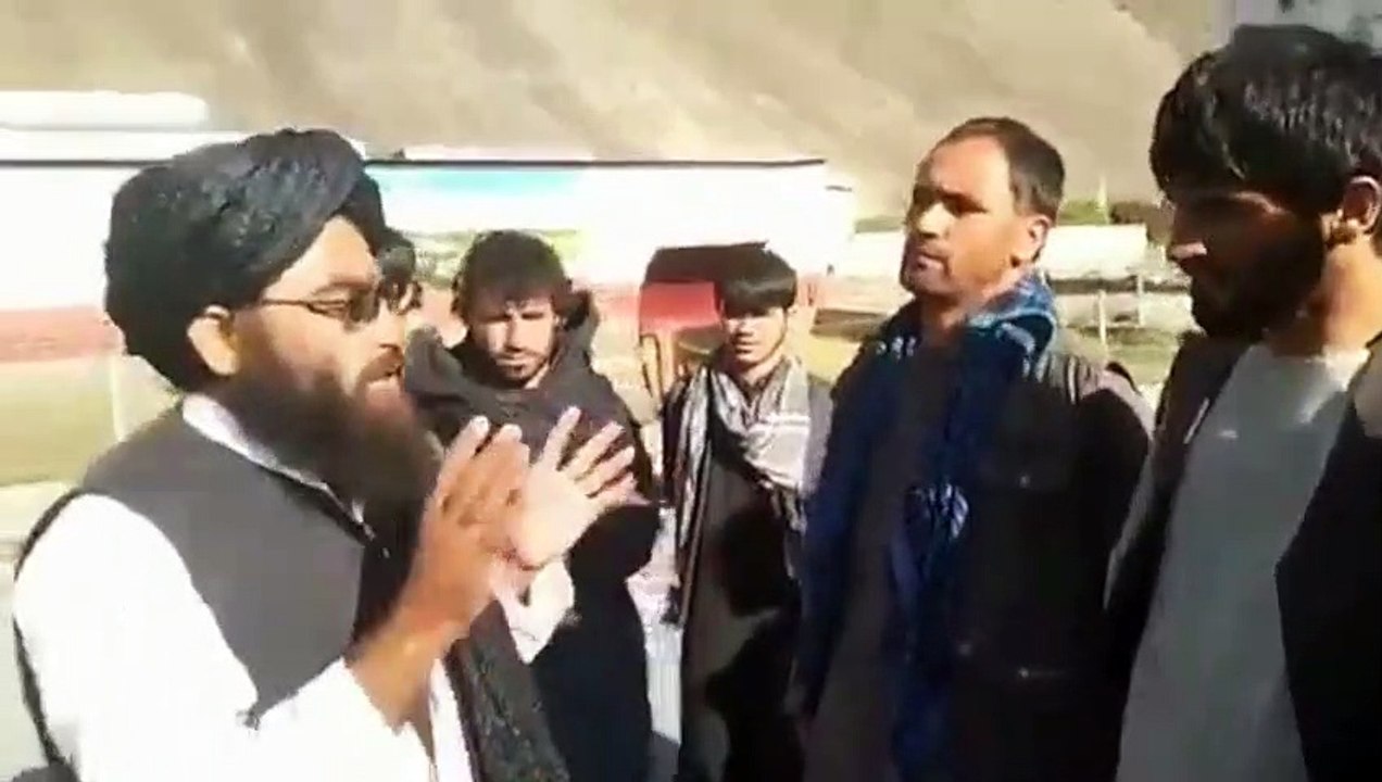 Talibãs proibem bandeira tricolor afegã e dizem controlar Panchir