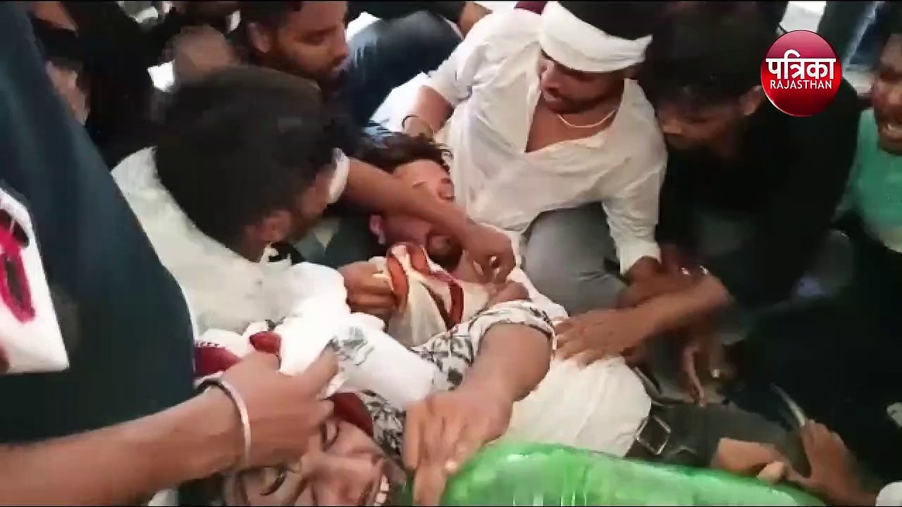 कोटा विश्वविद्यालय में जमकर हंगामा, पुलिस ने लाठियां भांजकर छात्रों को खदेड़ा