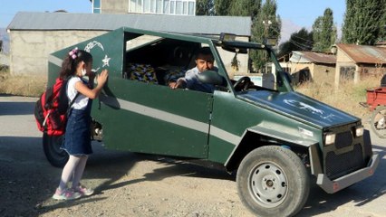 Hira’nın babası, bu kez de araç yapıp, onu okuluna bıraktı