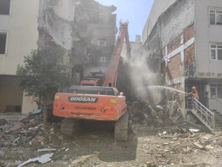 Son dakika... Avcılar'daki patlama ve ardından çıkan yangında hasar gören binalar yıkıldı