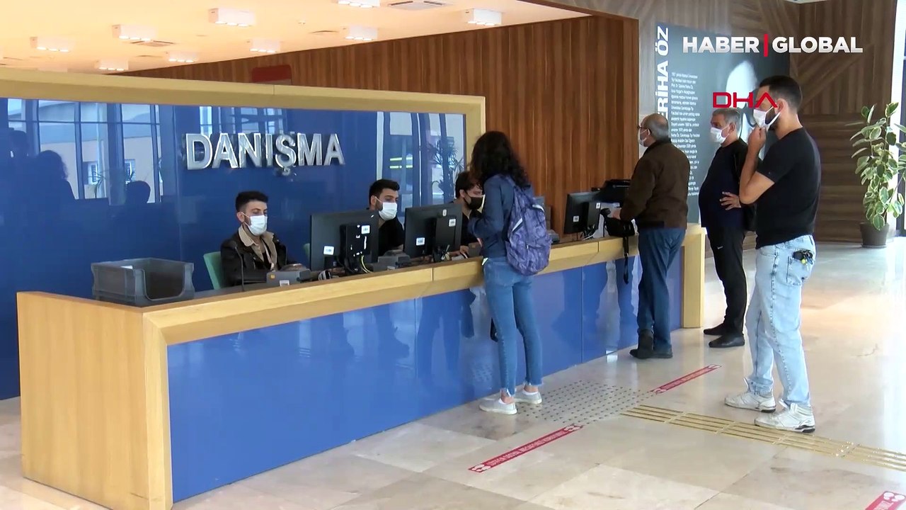 Aşı olmayanlar PCR testi için hastanelerin yolunu tuttu