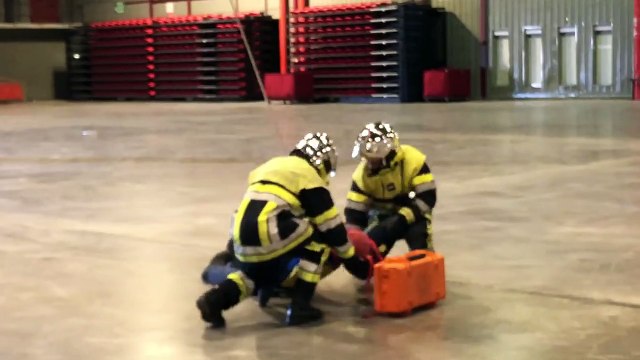 Les pompiers du Centre de Secours de Martigues s'entraînent à la Halle