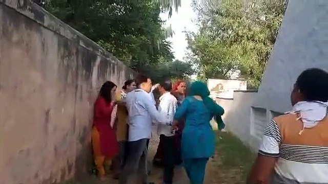 झुंझुनूंः महिला कांग्रेस की जिलाध्यक्ष ने घर में घुसकर महिला से की मारपीट, वीडियो वायरल