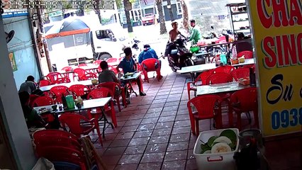 Stupid motorbike Driver in action.