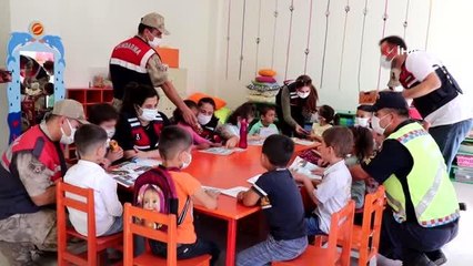 Jandarma çocukların ilk ders günü heyecanına ortak oldu