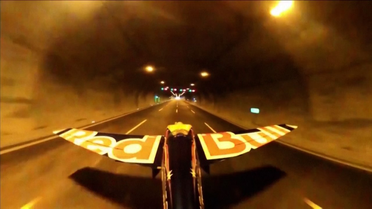 Un pilote Red Bull traverse deux tunnels en avion à 245 km/h