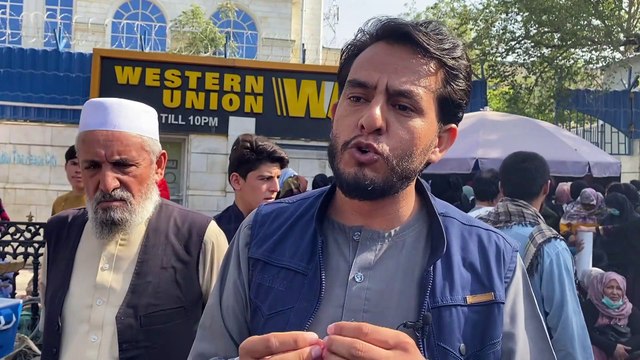 Colas interminables ante los bancos de Kabul para sacar efectivo