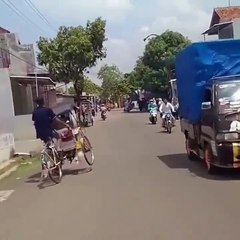 Ce conducteur de pousse-pousse montre son talent de pilote... fou